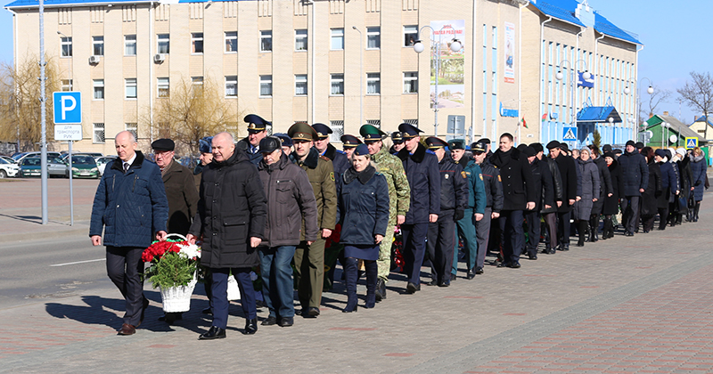 22 февраля прошло торжественное возложение венков к памятнику воинам-освободителям