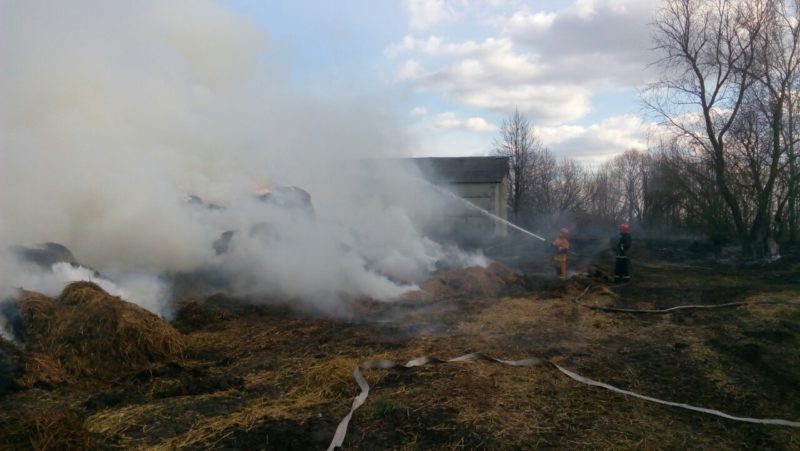 Столинский РОЧС устраняет пожар в ОАО “Коротичи”