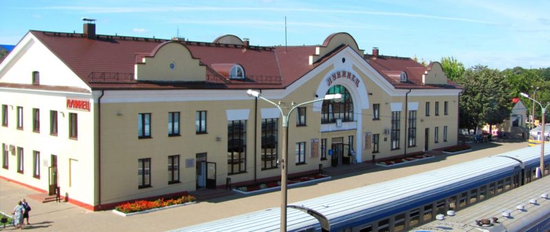 На железнодорожной станции Лунинец эвакуировали 50 человек из-за бесхозной коробки