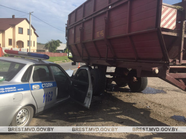 В д. Маньковичи автомобиль ГАИ попал под прицеп трактора