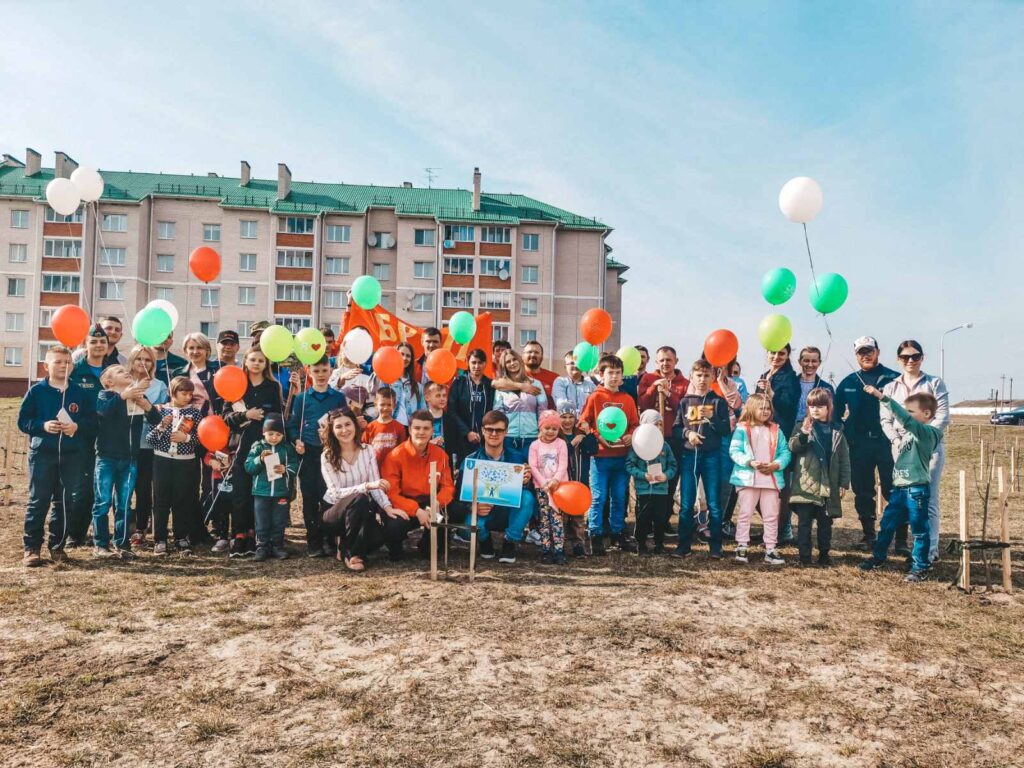 Молодые семьи из Столина и р. п. Речицы высадили аллею семейных деревьев