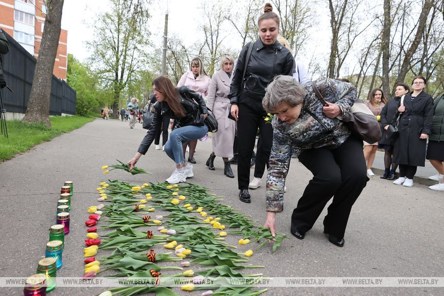 Витебчане возложили цветы у консульства Латвии в знак сохранения памятника Освободителям Риги