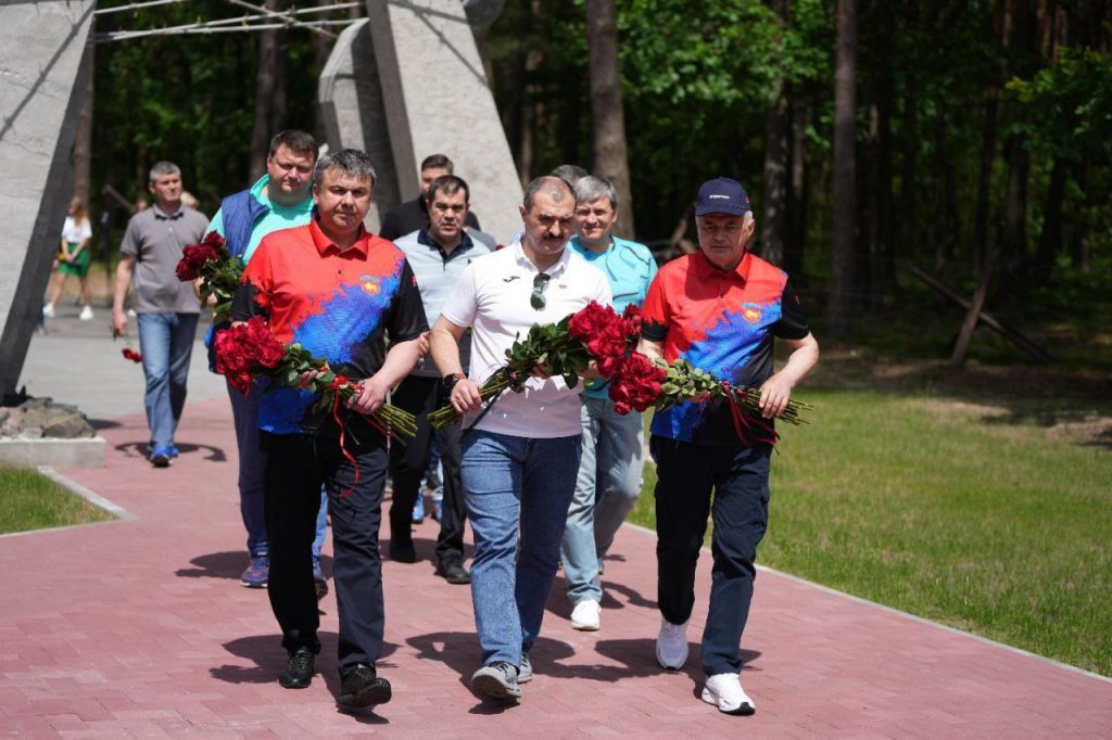 Делегация организаторов фестиваля «Вытокi. Крок да Алiмпу» возлагает цветы в урочище Стасино Столинского района