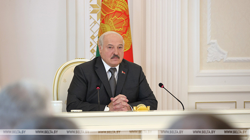 Дополнительные меры поддержки граждан и трудовых коллективов стали темой совещания у Лукашенко - новости