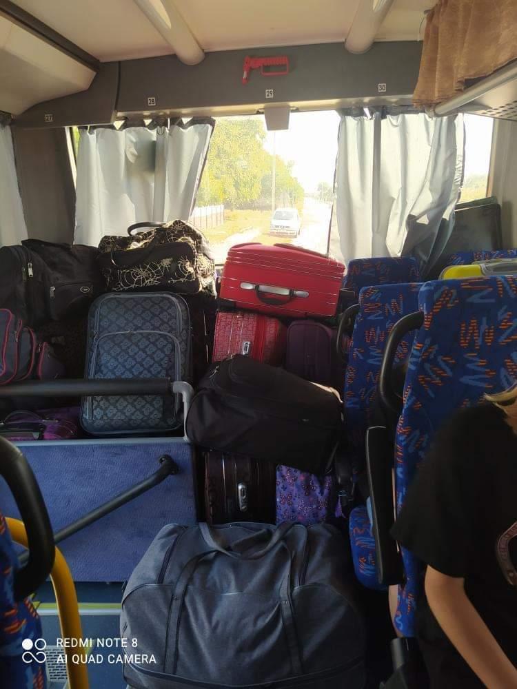Водитель сгрузил багаж детей прямо в салон - Новости Столина