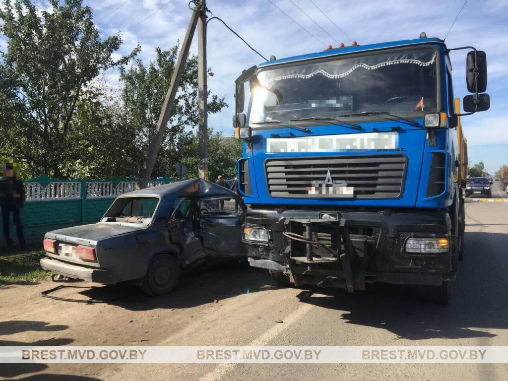 В аг. Ольшаны 26-летняя водитель врезалась в МАЗ