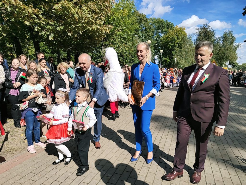 В городском парке Столина открыли детскую и спортивную площадки от «Савушкина продукта»