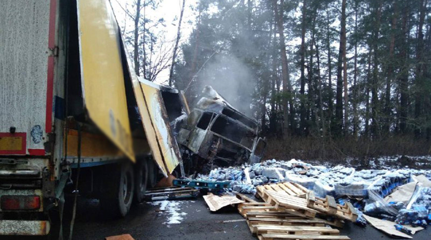 Фура опрокинулась и загорелась в Каменецком районе