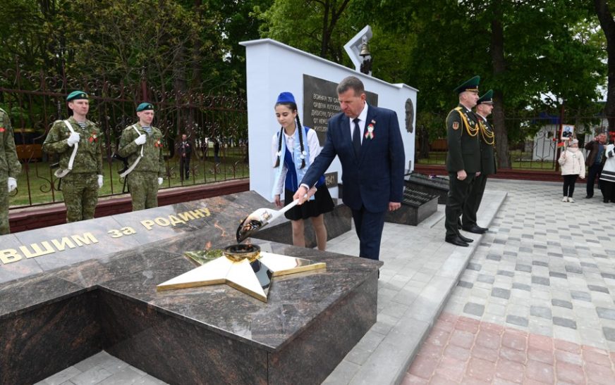 Подвигу народа жить в веках!