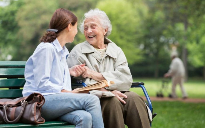 В ноябре вырастет пособие по уходу за пожилым человеком старше 80 лет или инвалидом 1-й группы