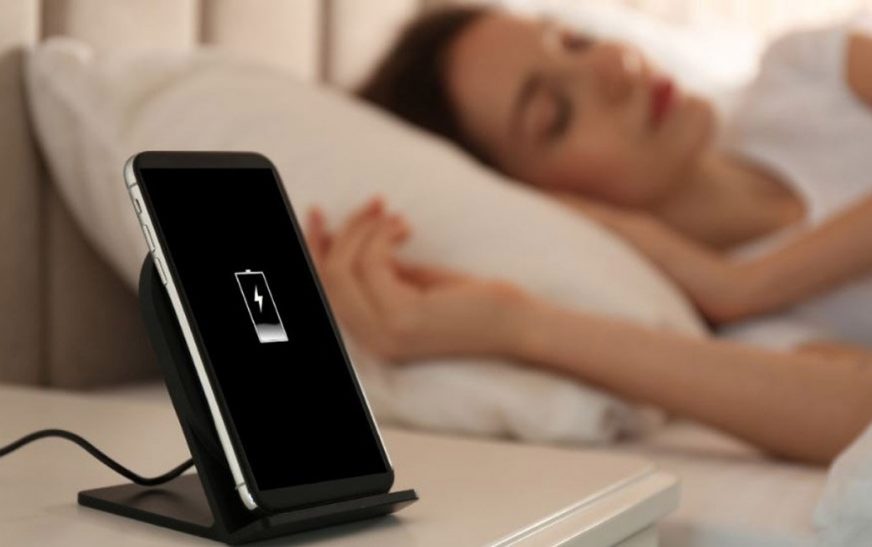 Не оставляйте телефон на зарядке всю ночь! Врачи и IT-эксперты раскрыли 4 скрытые опасности