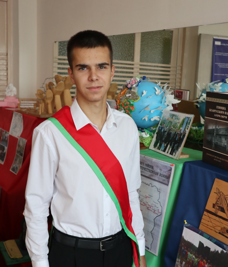 Евгений Цубер — на повышенном уровне изучает математику и химию