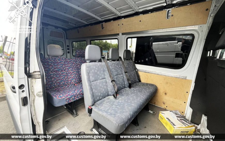 В отношении двух белорусов, организовавших ввоз на территорию Беларуси грузовых микроавтобусов под видом легкового автотранспорта, Брестская таможня возбудила уголовное дело