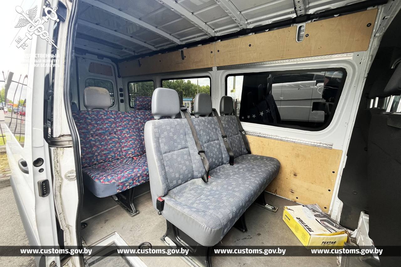 В отношении двух белорусов, организовавших ввоз на территорию Беларуси грузовых микроавтобусов под видом легкового автотранспорта, Брестская таможня возбудила уголовное дело