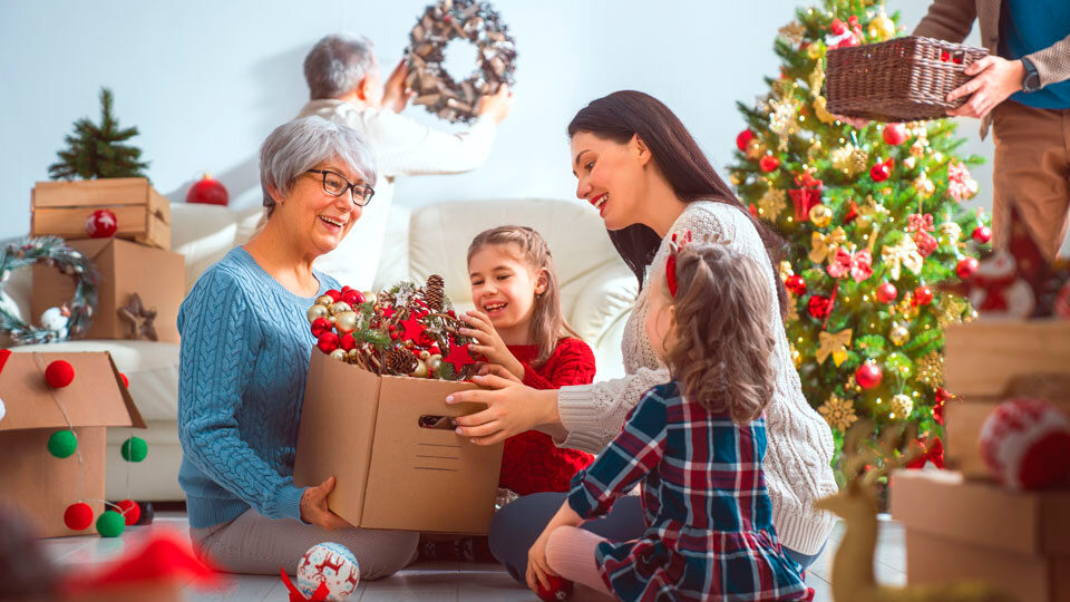 Что подарить бабушке на Новый год: Идеи от души, которые точно понравятся