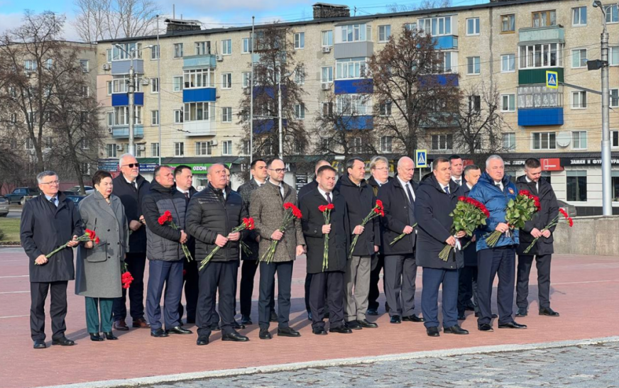 Делегация Республики Беларусь возложила цветы к Монументу воинской и трудовой славы в Пензе