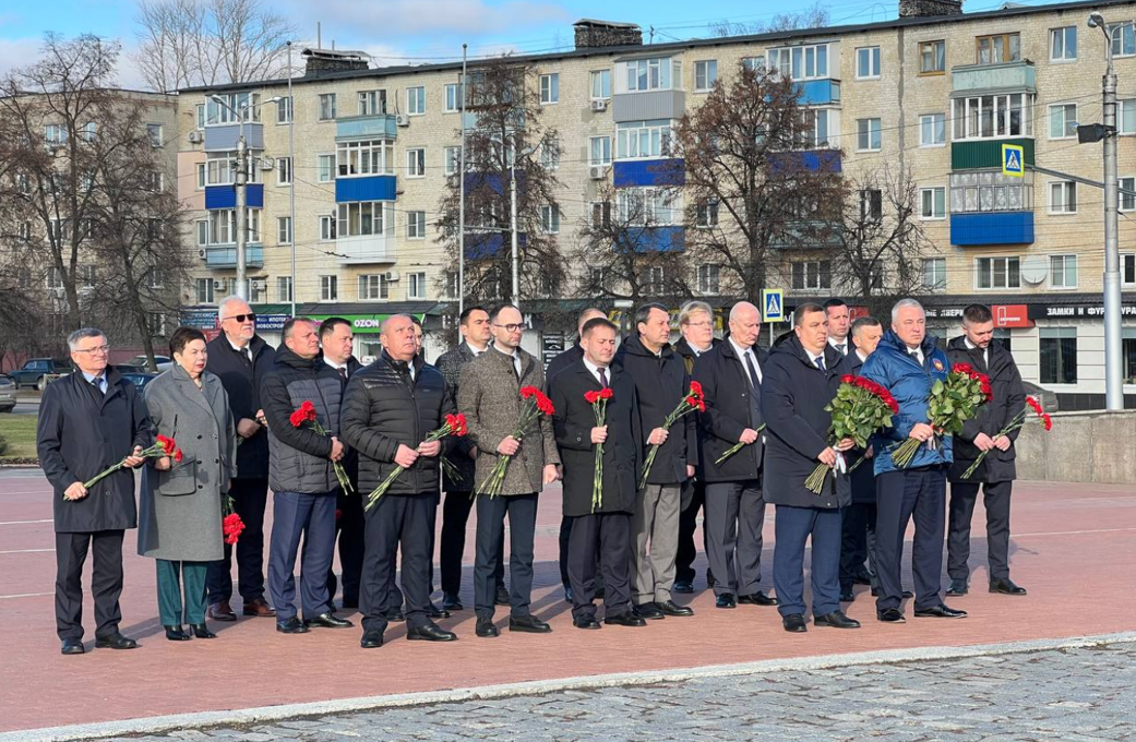 Делегация Республики Беларусь возложила цветы к Монументу воинской и трудовой славы в Пензе