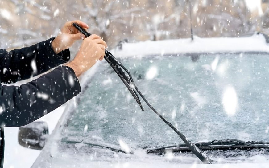 Стеклоомывайка: как не замерзнуть и не испортить щетки? 