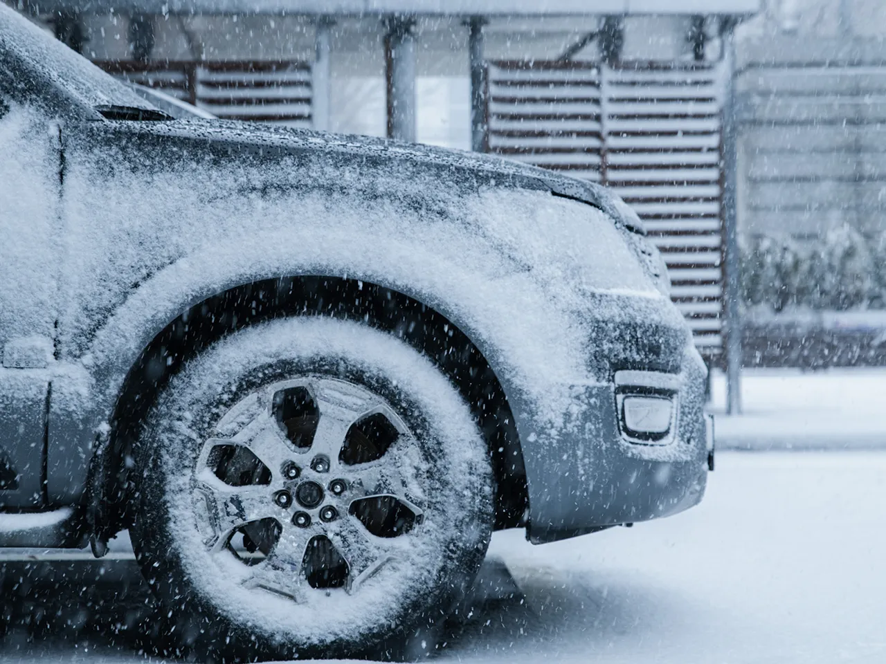 Как мороз атакует вашу машину: Полный гид по зимним рискам и защите