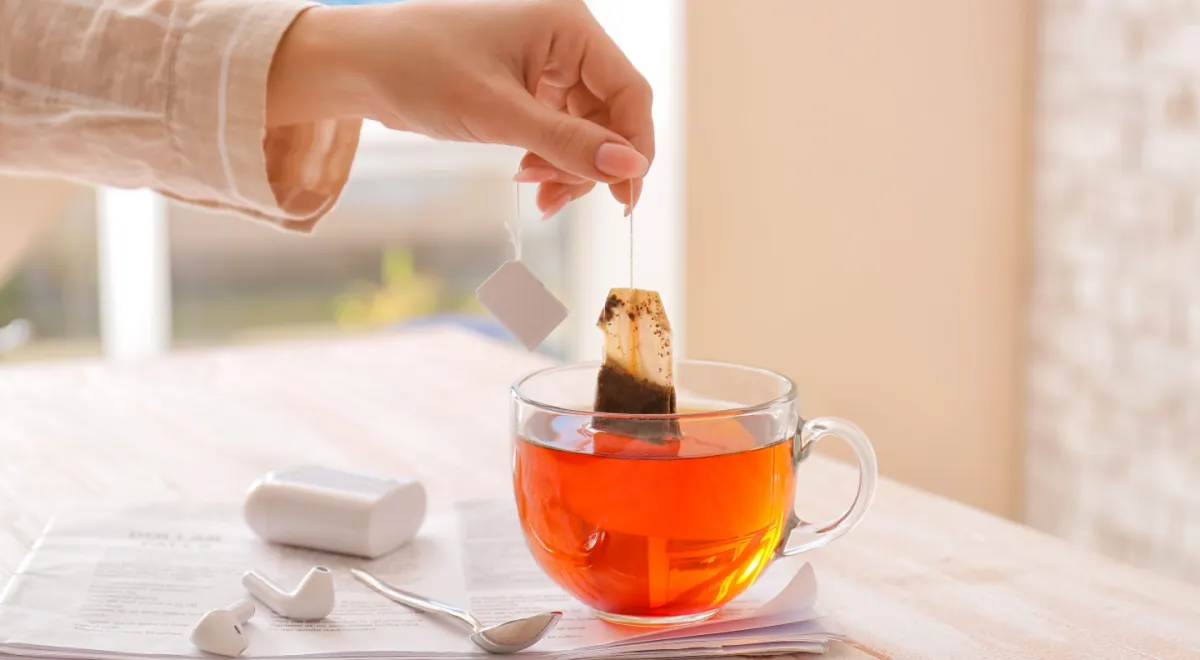 Желтеет ли улыбка от чая в пакетиках? Стоматолог о реальных рисках и мифах