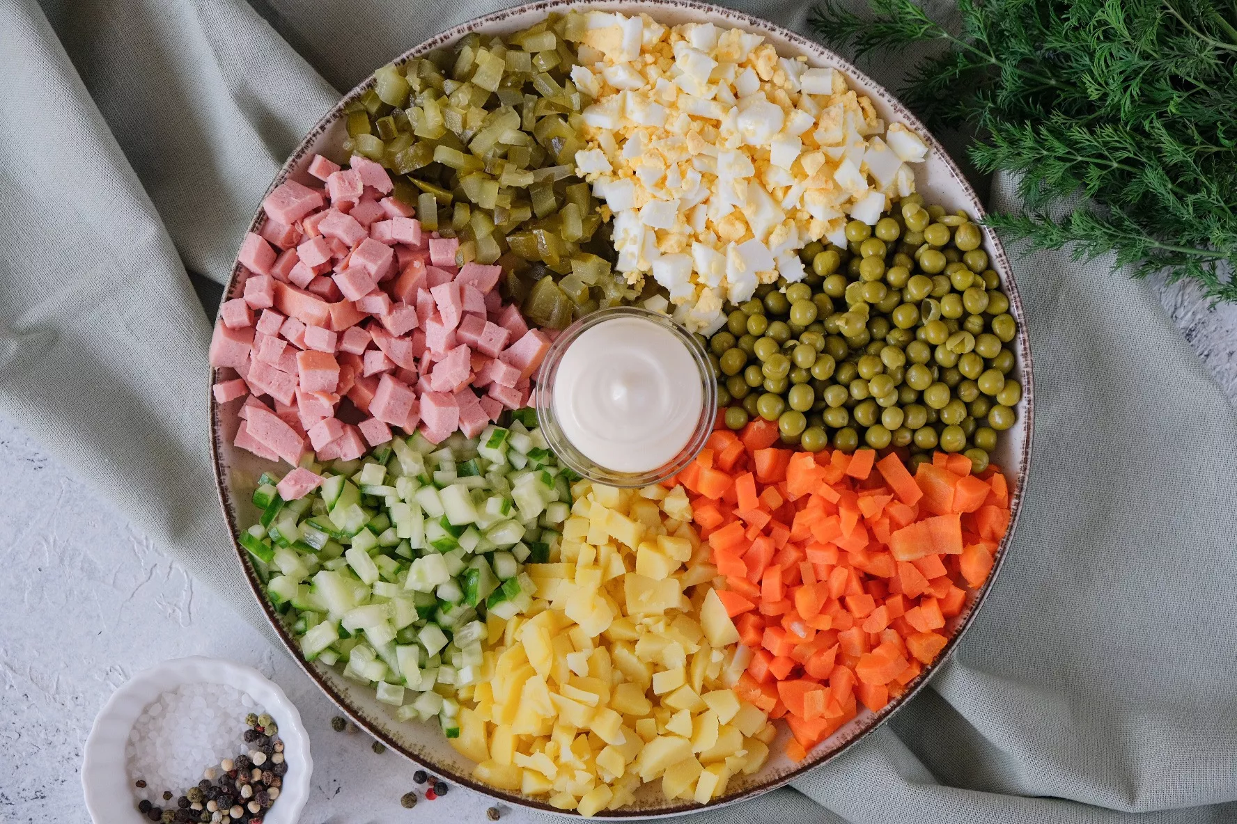 Как салат Оливье прошел путь от кулинарного шедевра до народного символа Нового года