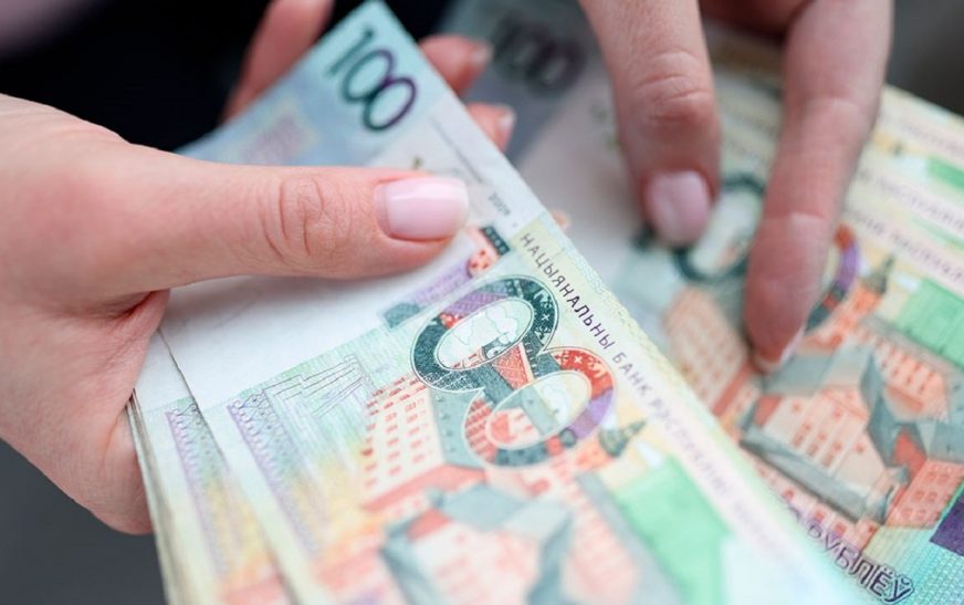 Белорусам разрешили переводить деньги в Россию без комиссии, но на время