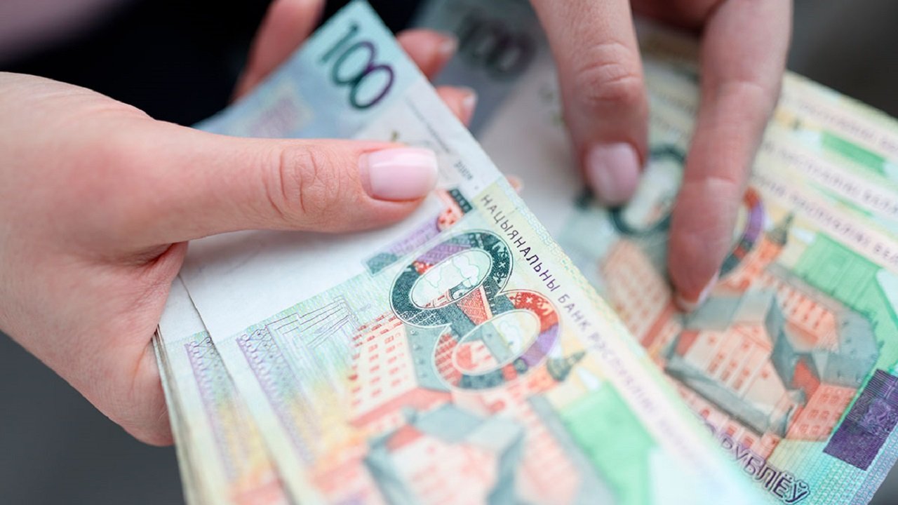 Белорусам разрешили переводить деньги в Россию без комиссии, но на время