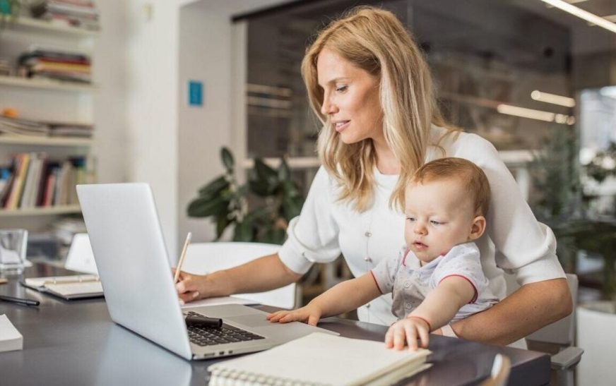 Можно ли работать, находясь в отпуске по уходу за ребенком до 3 лет, и как это повлияет на размер выплат