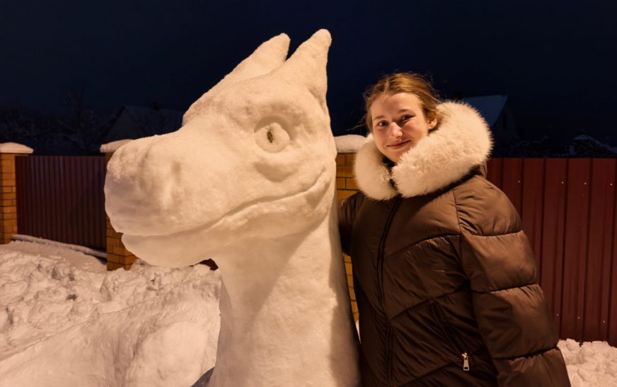 Студентка-медик из Столина за ночь превратила сугроб в сказочного дракона!