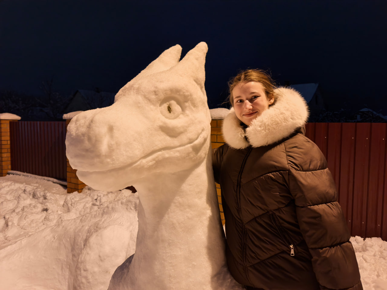 Студентка-медик из Столина за ночь превратила сугроб в сказочного дракона!