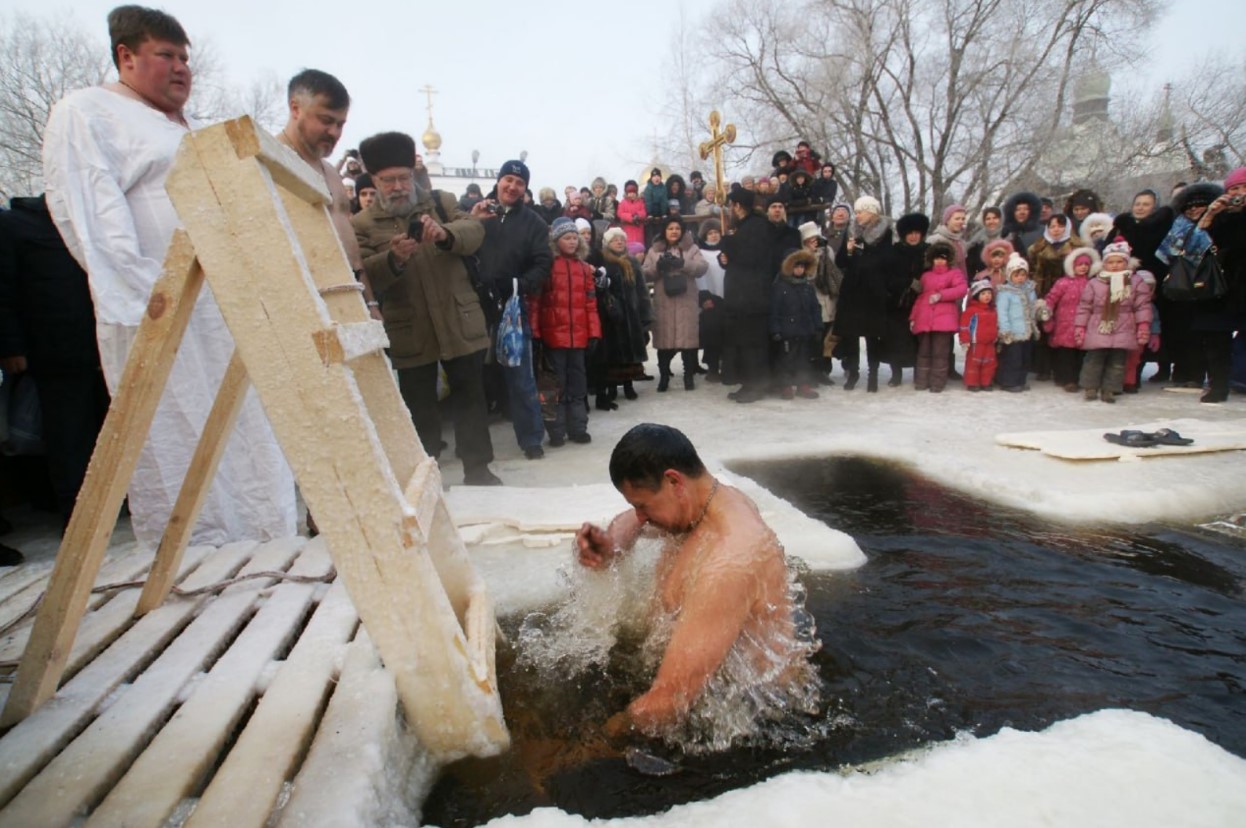  Как празднуют и зачем окунаются в прорубь