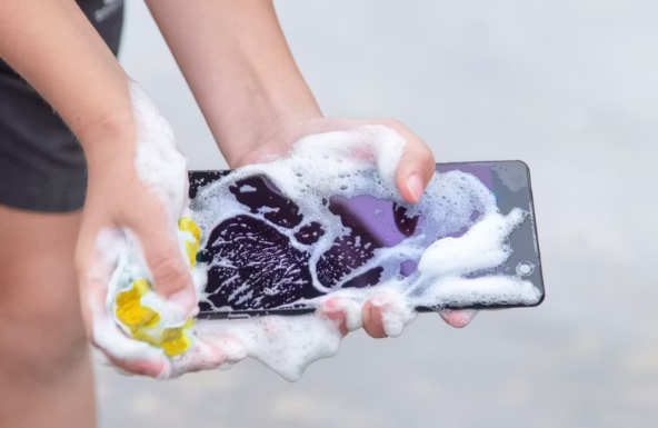 Хотите реже болеть? Начните с чистки смартфона! 