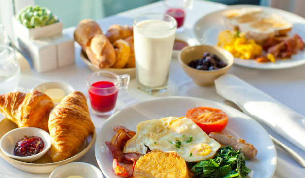 Завтрак: мощный старт или лишняя привычка? Вся правда об утреннем приеме пищи