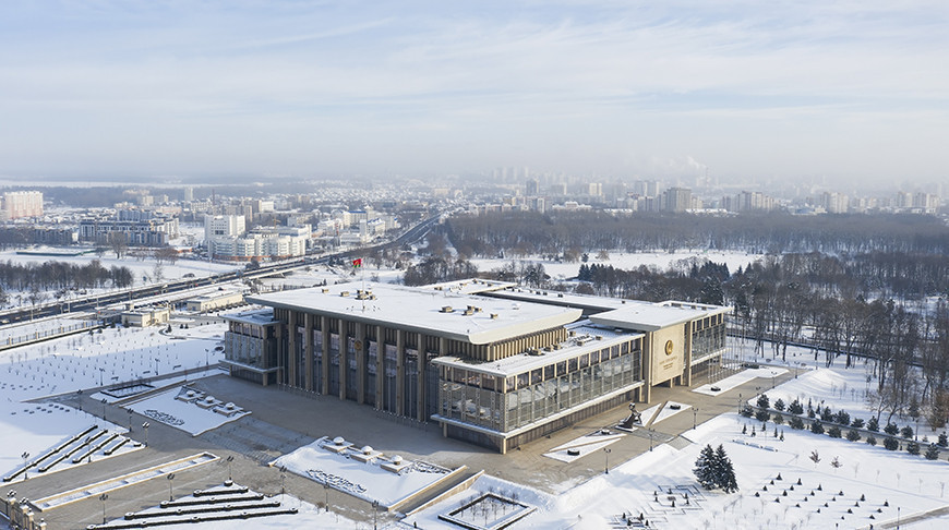 Президент Беларуси Александр Лукашенко утром 4 февраля заслушал доклад министра по чрезвычайным ситуациям Вадима Синявского о ситуации в стране на фоне усиления морозов и о реагировании на ЧС в связи со сложившимися погодными условиями.