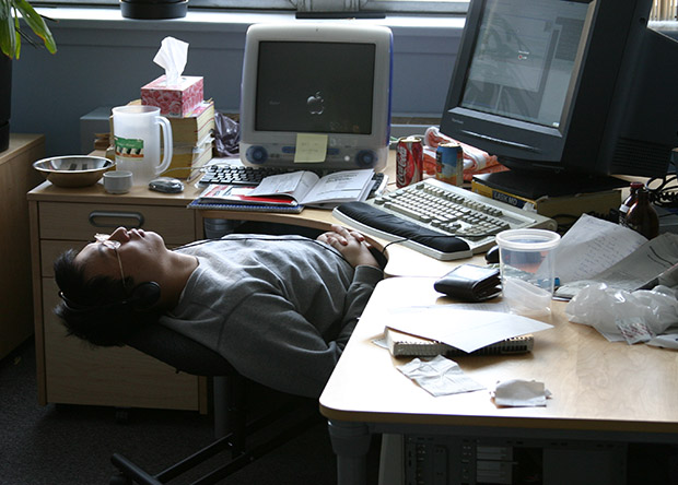 Разбудите меня в пятницу: 7 научных причин, почему на работе постоянно хочется спать (и как это исправить)