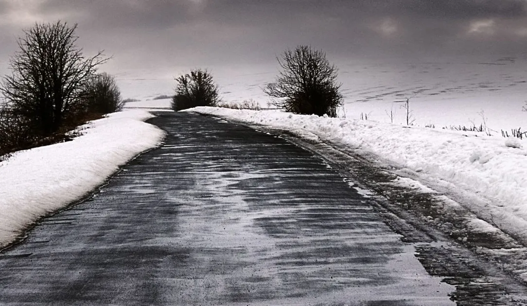 «Черный лед» на дорогах: Смертельная ловушка февраля 2026 – Инструкция по выживанию от ГАИ