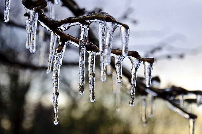 Осторожно, оттепель! Как не поскользнуться, не попасть под сосульку и не разбить машину