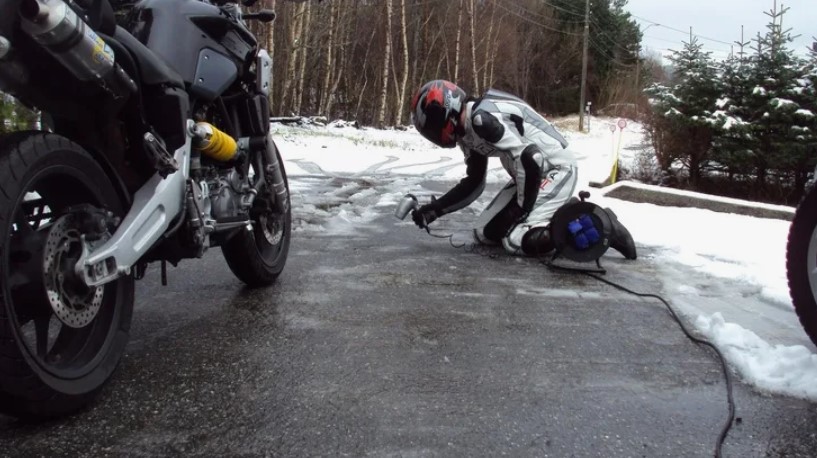 Осторожно, «подснежники» на дороге: как не попасть в беду в начале мотосезона
