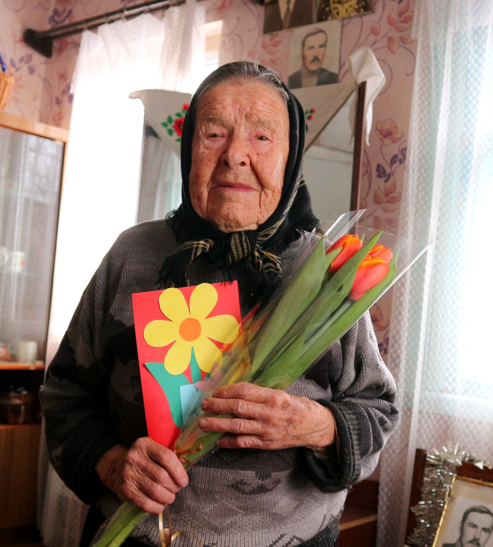 Жанчына свет напаўняе фарбамі