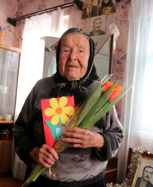 Жанчына светнапаўняе фарбамі